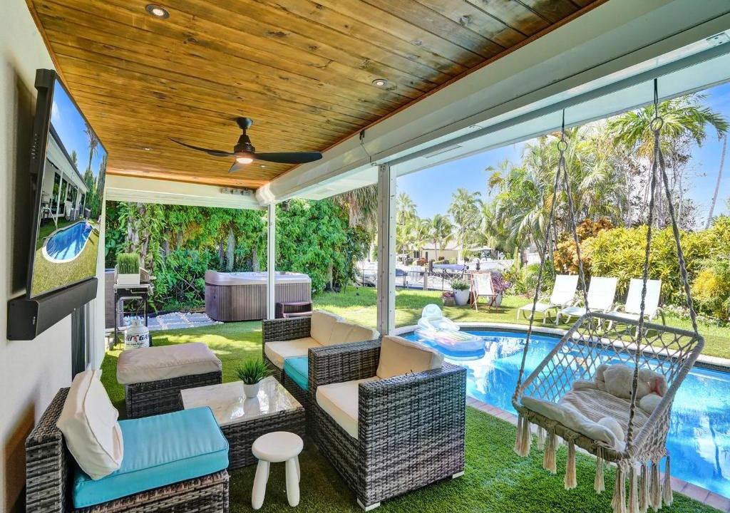 Lighthouse Point House | Amazing 5 bed house w pool, jacuzzi and your own boat