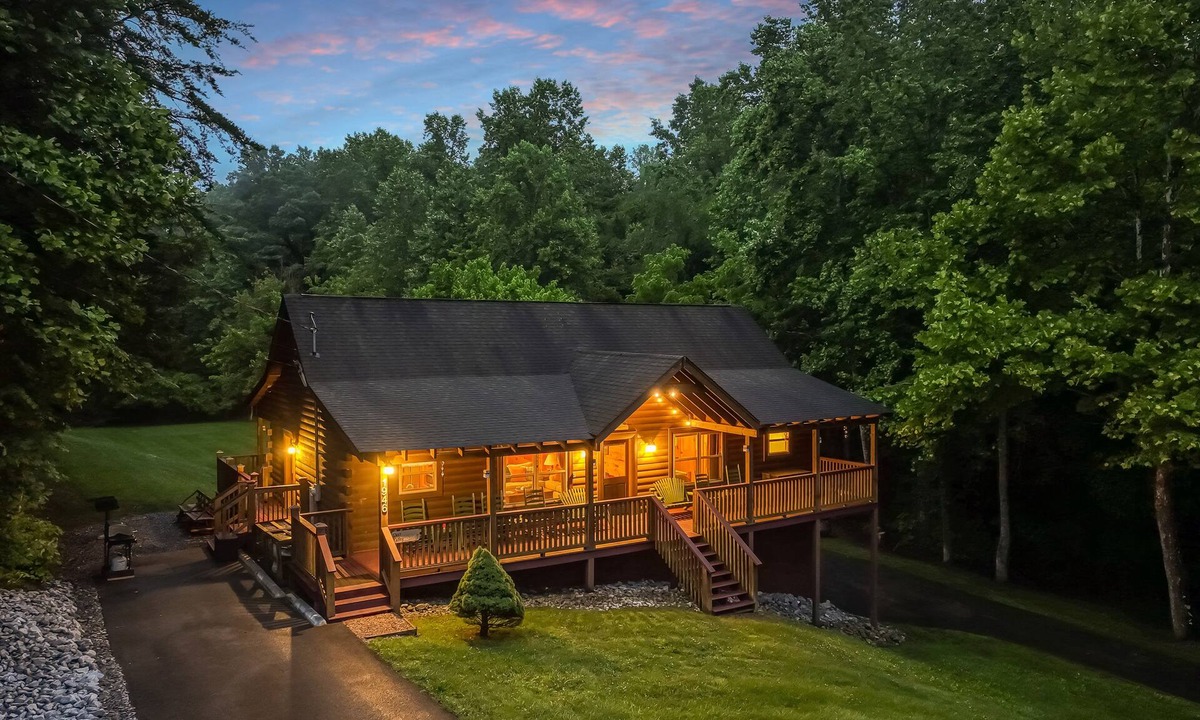 Sevierville Cabin | Amazing & beautiful with huge yard for kids to play with outdoor games, fire pit