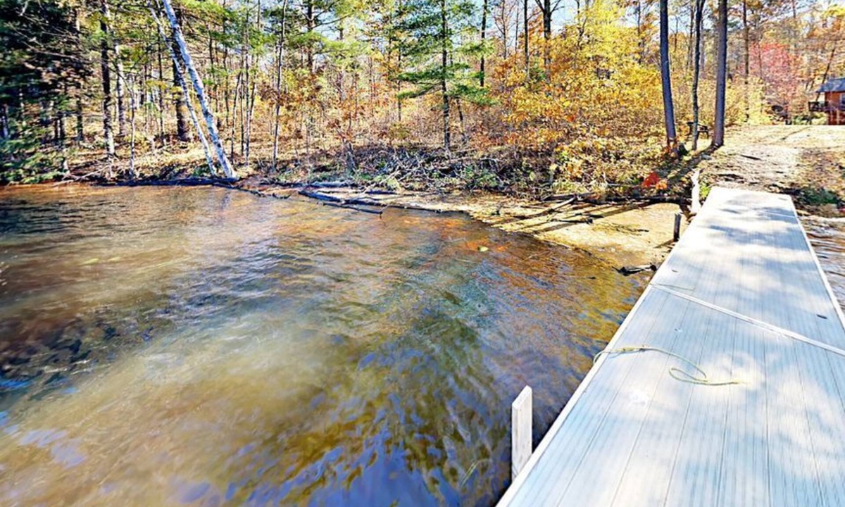 Hayward Cabin | Amazing Lake Home With Room For The Whole Family