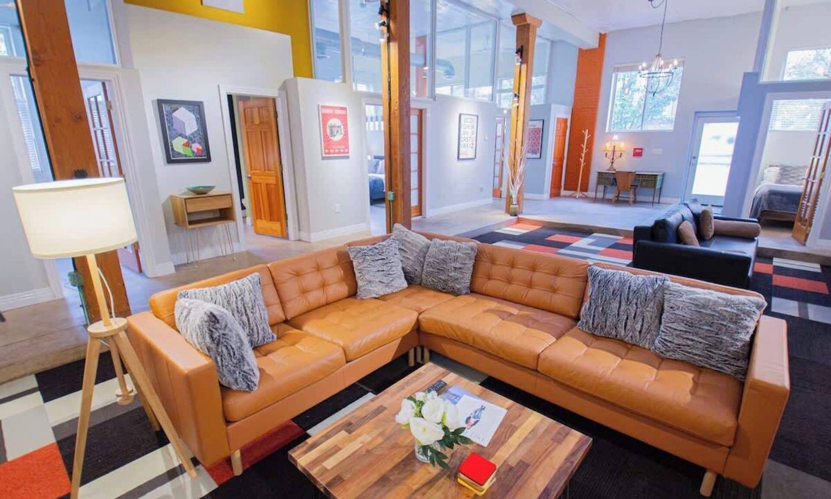 Cole House | Amazing Modern Loft in Rino Art District-Four King