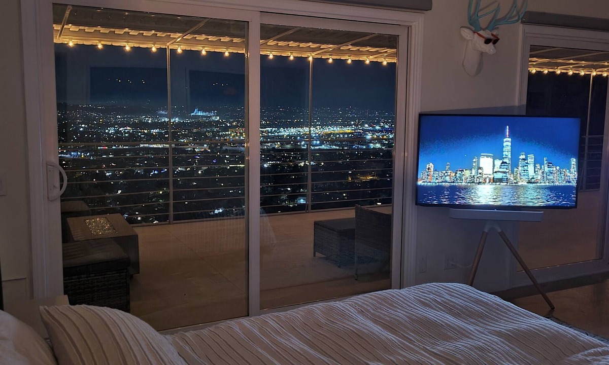 Burbank House | AMAZING PANORAMIC VIEWS and INFINITY HOT TUB at a modern, smart home