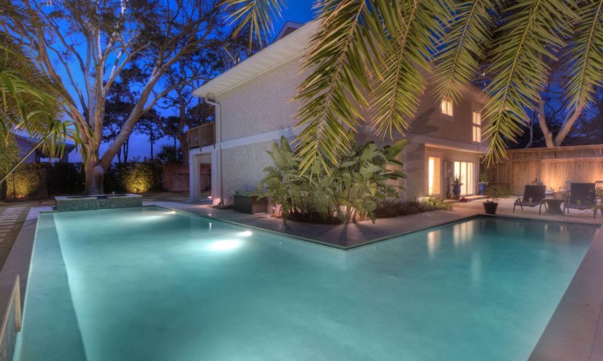 East Beach House | Amazing Pool on East Beach, SPA, Short Walk to Beach, 3 Kings plus, Dog Friendly