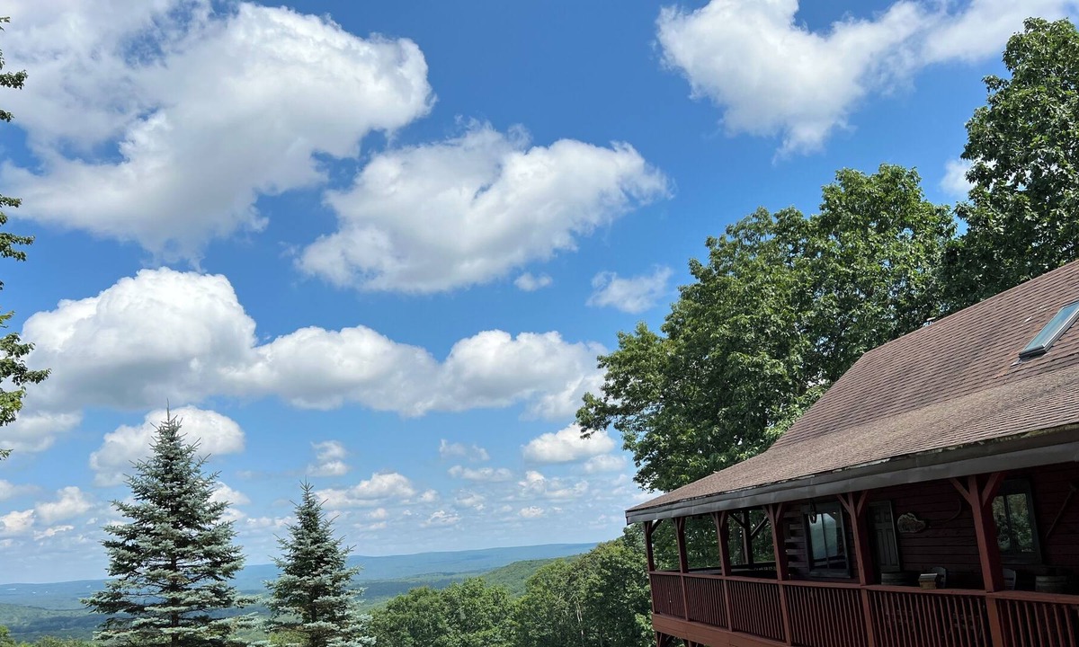 Hickory Hills House | Amish-Made Log Home- 50 Mile View, Hot Tub, Fire-pit, 4 Mi to Gorge!