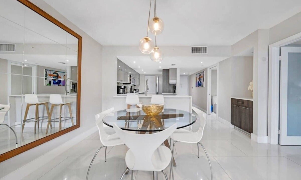 Downtown Miami Apartment | Aqua Bayfront Balcony Serenity