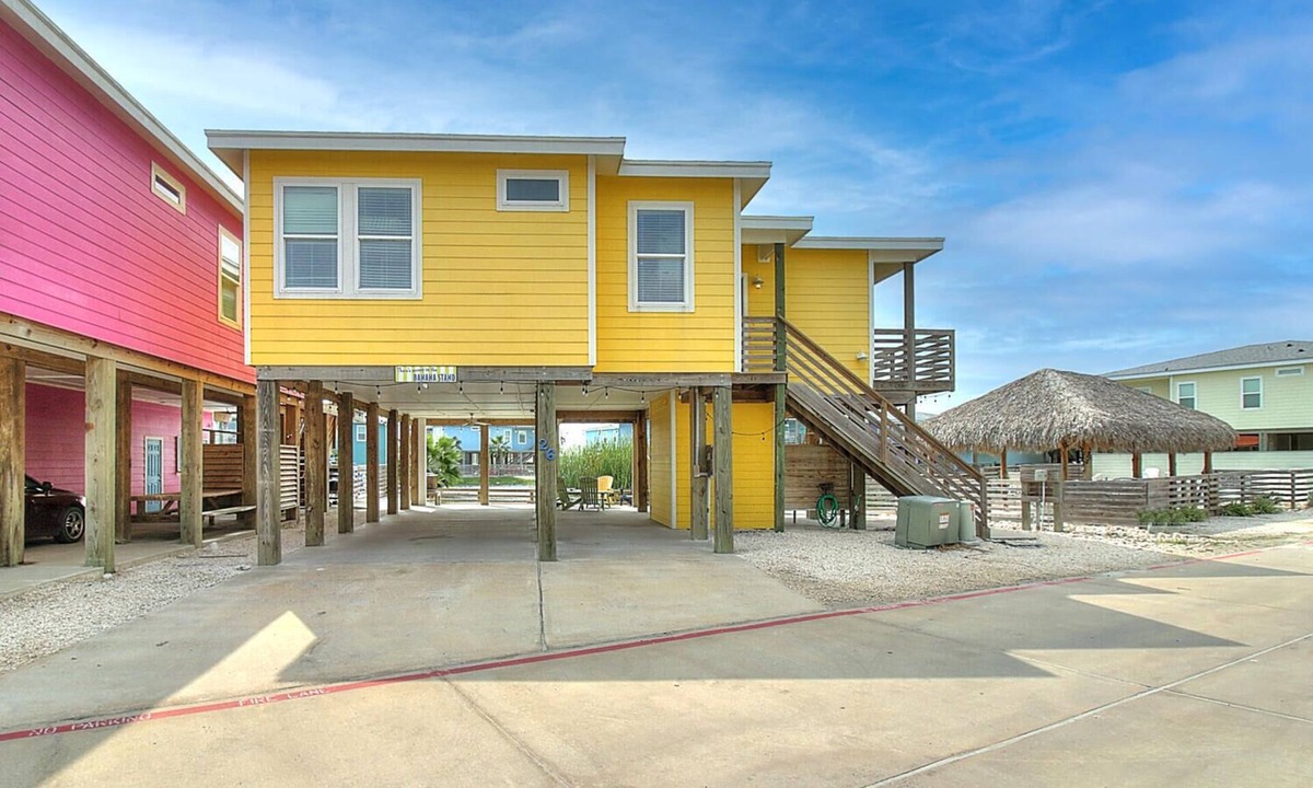 Port Aransas House | Awesome island home with a community pool. In the heart of Port Aransas!