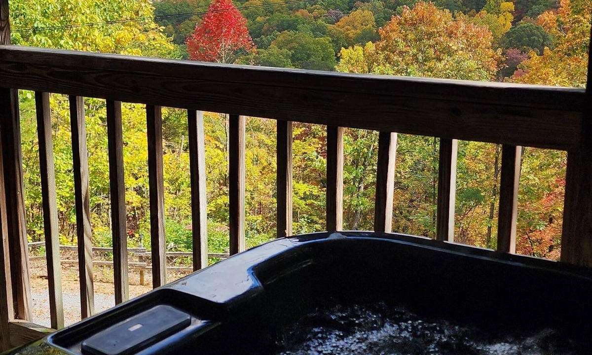 Gatlinburg - Pigeon Forge Cabin | B's Nest a Private & Clean w Mtn Views & Hot Tubs!