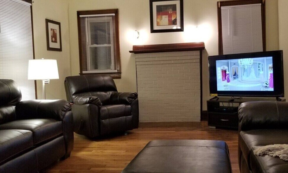 Dunbar House | Basics on a Budget, King, 55in smart TV, Wifi,Pets
