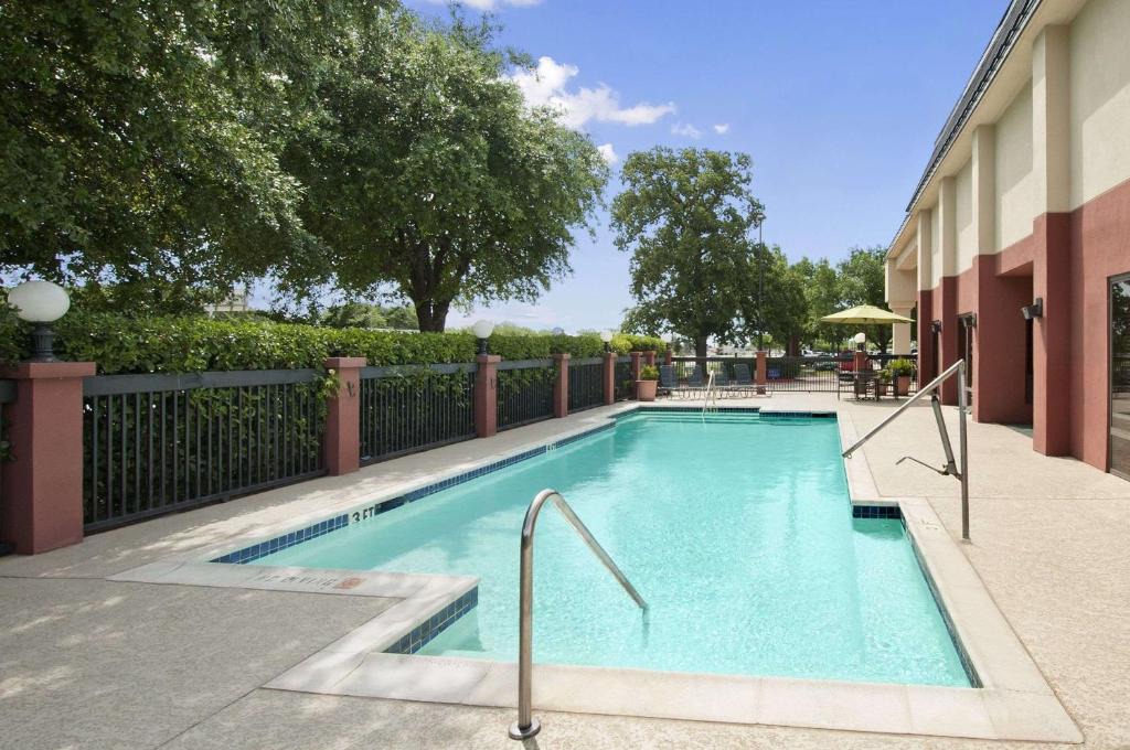 Baymont | Lewisville
