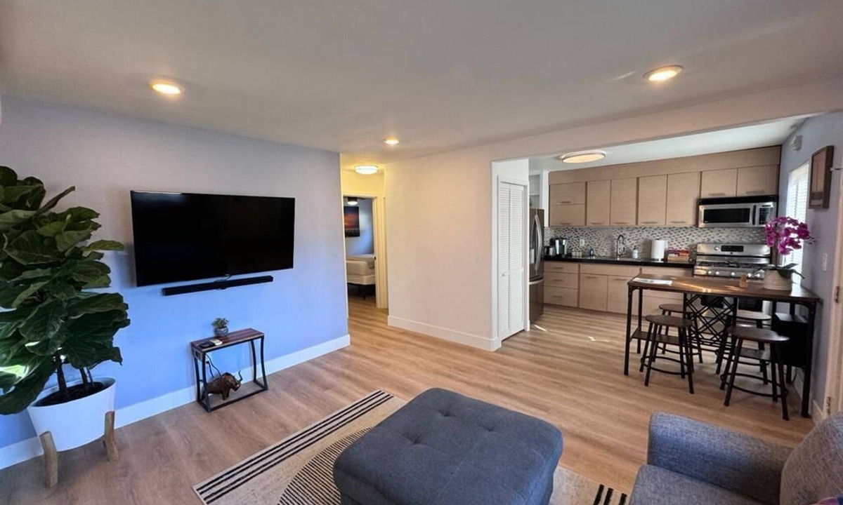 Hillcrest House | BBQ Grill, 5 mins to DT, Canyon Views, Parking