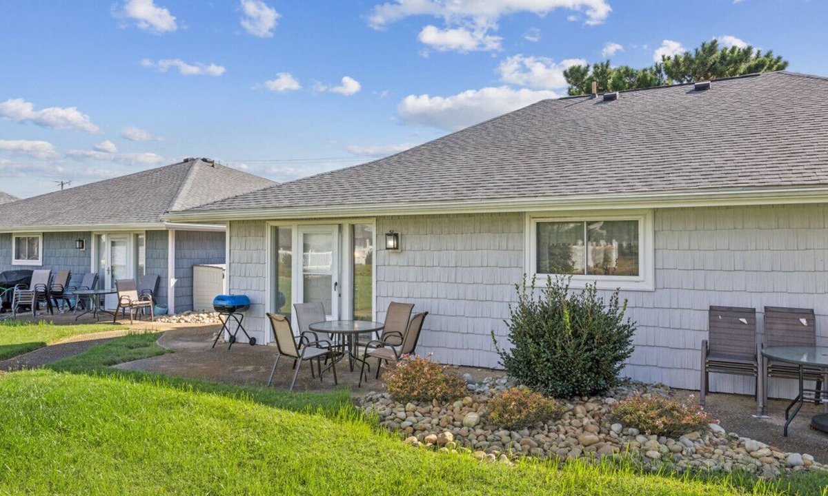 Northeast Virginia Beach Condo | Beach Condo w/Pool & Walkable to Beach