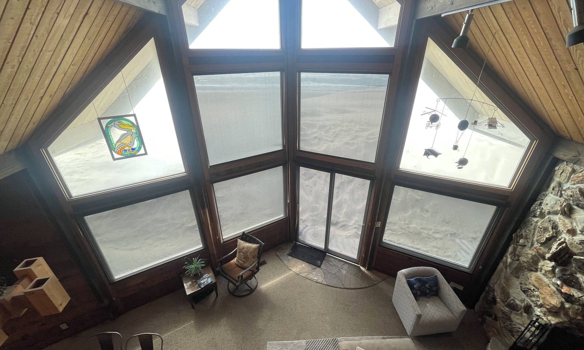 Kiwanda Shores House | Beachfront 3-bedroom 2-bath beachhouse with WiFi in charming Pacific City