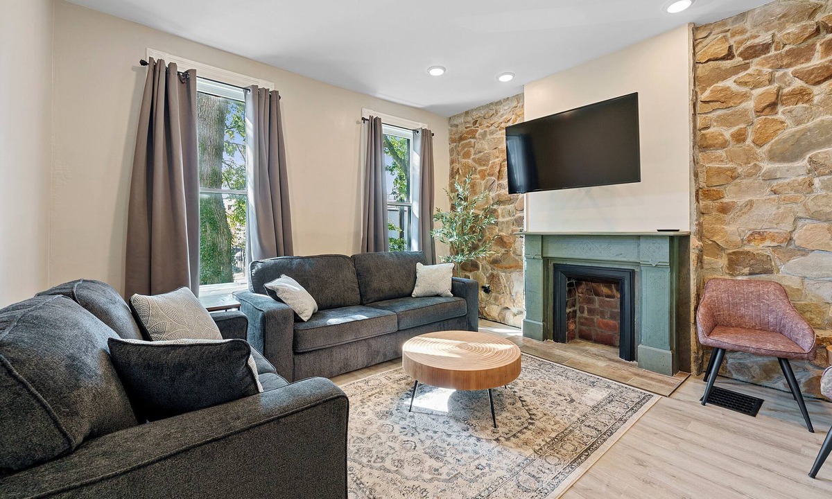 Italian Village House | Beautiful 3BR/2.5 BTH PERFECT location in Short North/Campus w/HUGE 4 car garage