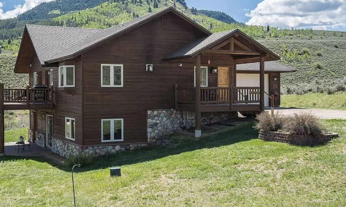 Oak Creek House | Beautiful Lakeview home - 360 views. In Stagecoach State Park.