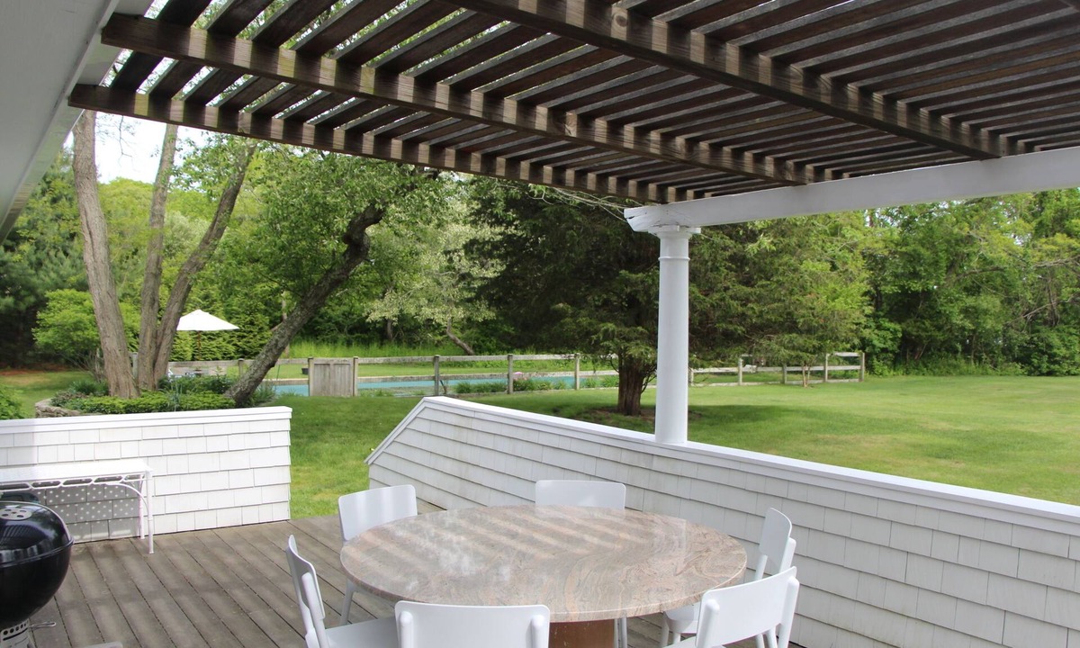 Sagaponack House | Beautiful Setting in the Hamptons with Pool & Tennis Court.