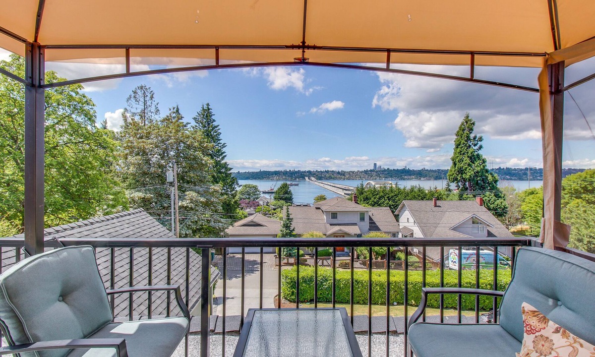 Mercer Island Apartment | Beautiful suite with lake & city views, hot tub - near downtown