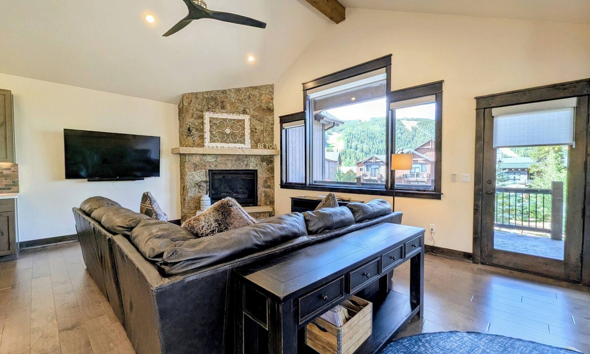 River Run House | Beautiful Townhome w/Hot Tub, Walk to Slopes