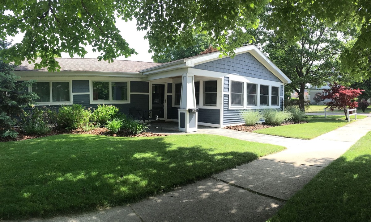 South Haven House | Best Coast Cottage - Just a block and a half to the beach!