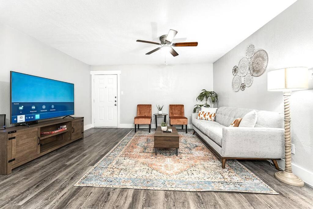 Arlington Apartment | Best of Arlington - Across from AT&T and Six Flags