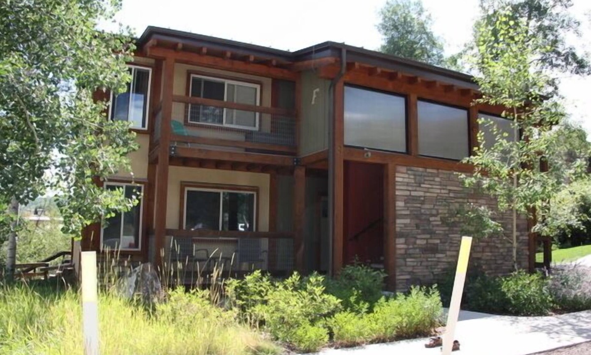 Snowmass Village Condo | Best Value in Snowmass! Walk to ski lifts and the Treehouse in less than 3 mins!