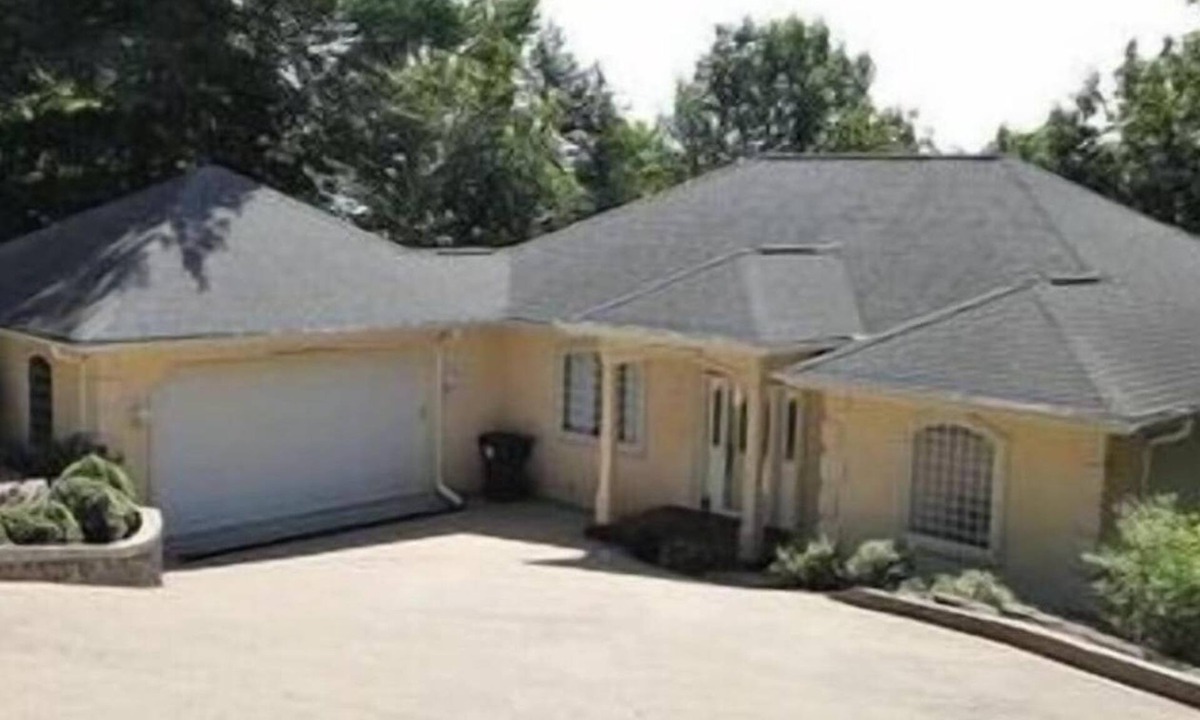Roach House | BIG ISLAND TIME Lakefront Family Vacation Home-4 Bd-3.5 Bth-Sleeps15-Cove-Dock