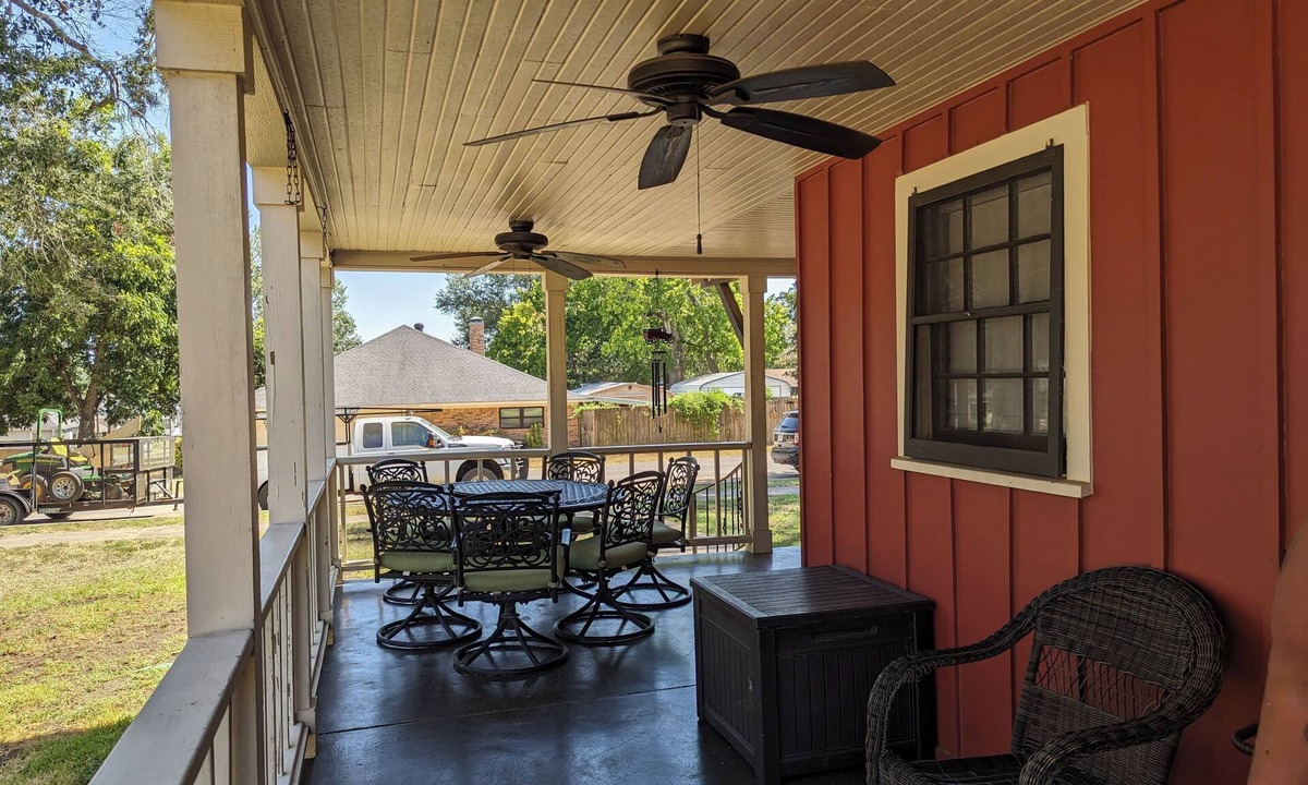 Frankston House | Big Red Comfortable, welcomes pets, & sleeps 6