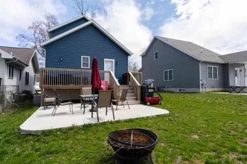 South Haven House | Blue Haven Lake House - pet friendly- Close to beach and downtown South Haven