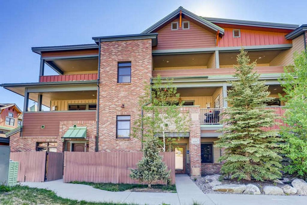 Frisco House | Boulevard Bend P1 by Book by Owner