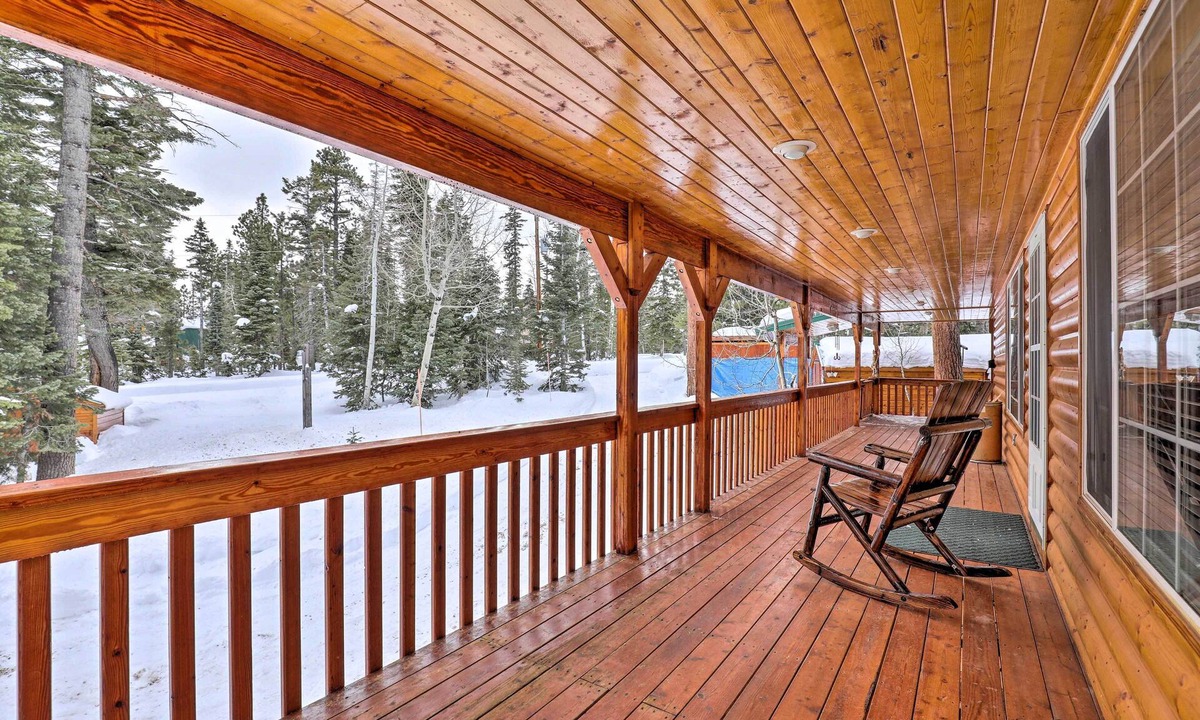 Meadow View Heights Cabin | Bright & Cozy Duck Creek Cabin w/Grill & Fire Pit