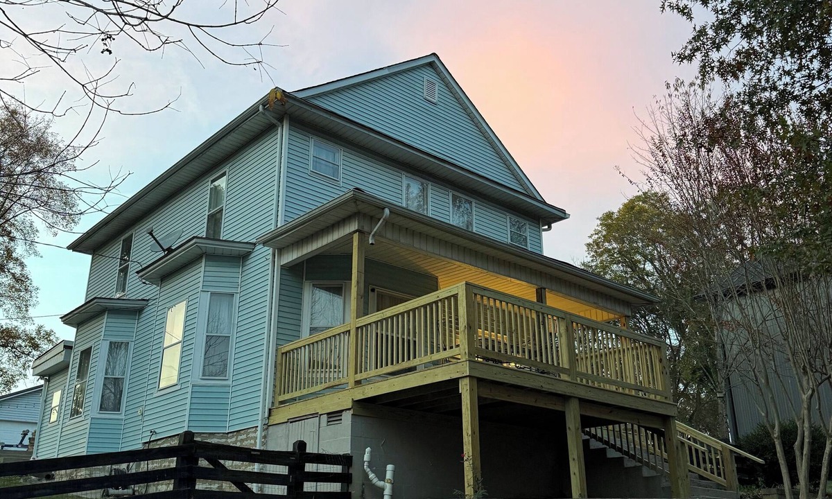 Burnside House | Burnside Boathouse – Cozy 5 Bedroom Lake Retreat Steps from Marina & Local Eats
