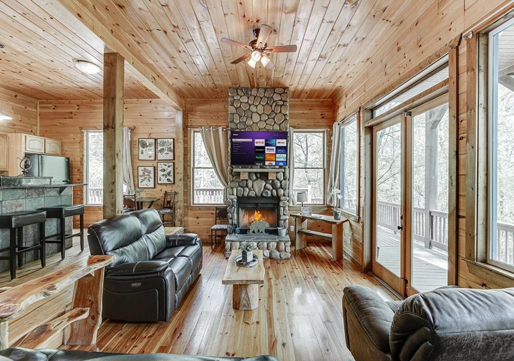 Cleveland House | Cabin Near Helen, GA w Jacuzzi & Hot Tub
