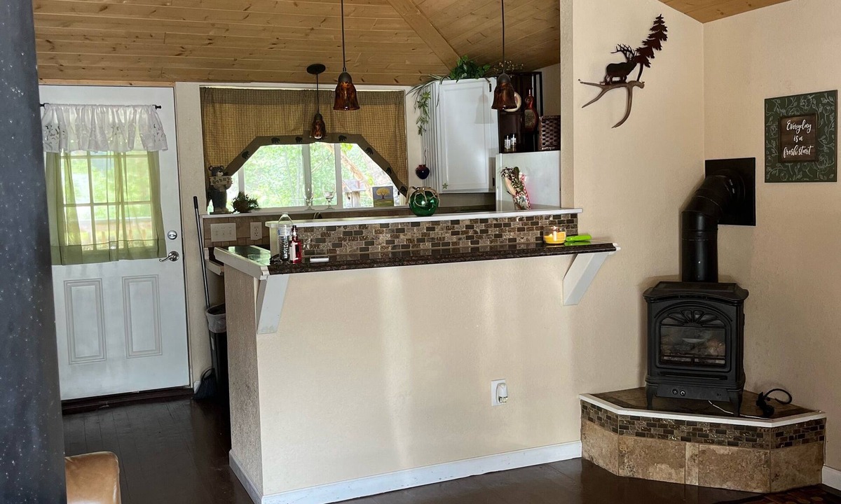 Drake Resort | Cabin on the river with private balcony 5 min to Estes park with hot tub nice!