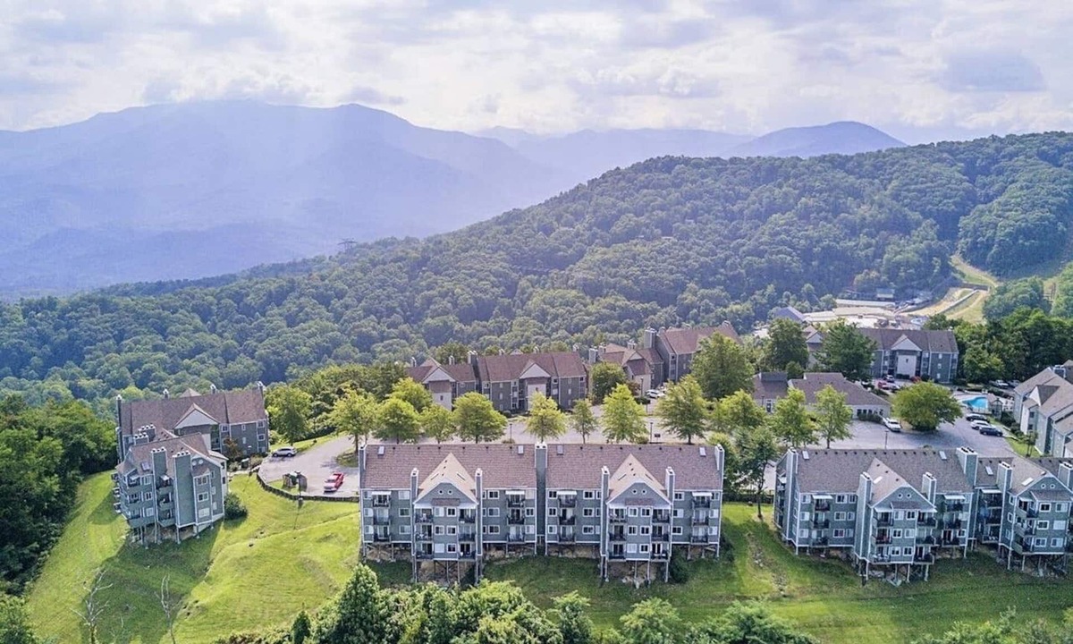 Chalet Village Condo | ⭐Cabin Style Mountaintop Views - Indoor/Outdoor Pool - HotTub - WiFi - Sleeps 6⭐