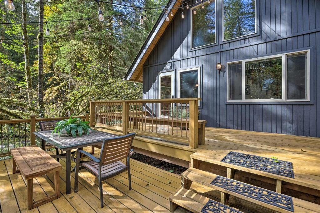 Glacier House | Cabin with Hot Tub about 18 Mi to Mt Baker Ski Area!