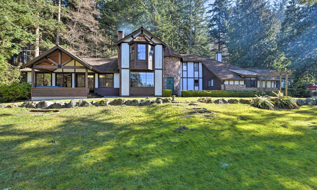 Camano Island House | Camano Island Family House w/Hot Tub & Deck!