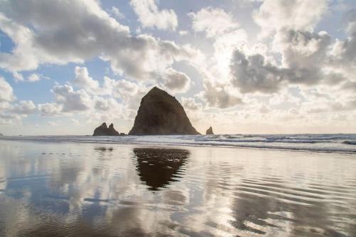 Tolovana Park House | Cannon beach vibes, steps to the beach,WIFI,3 full bedroom en suites with 3 fireplaces,Near Downtown