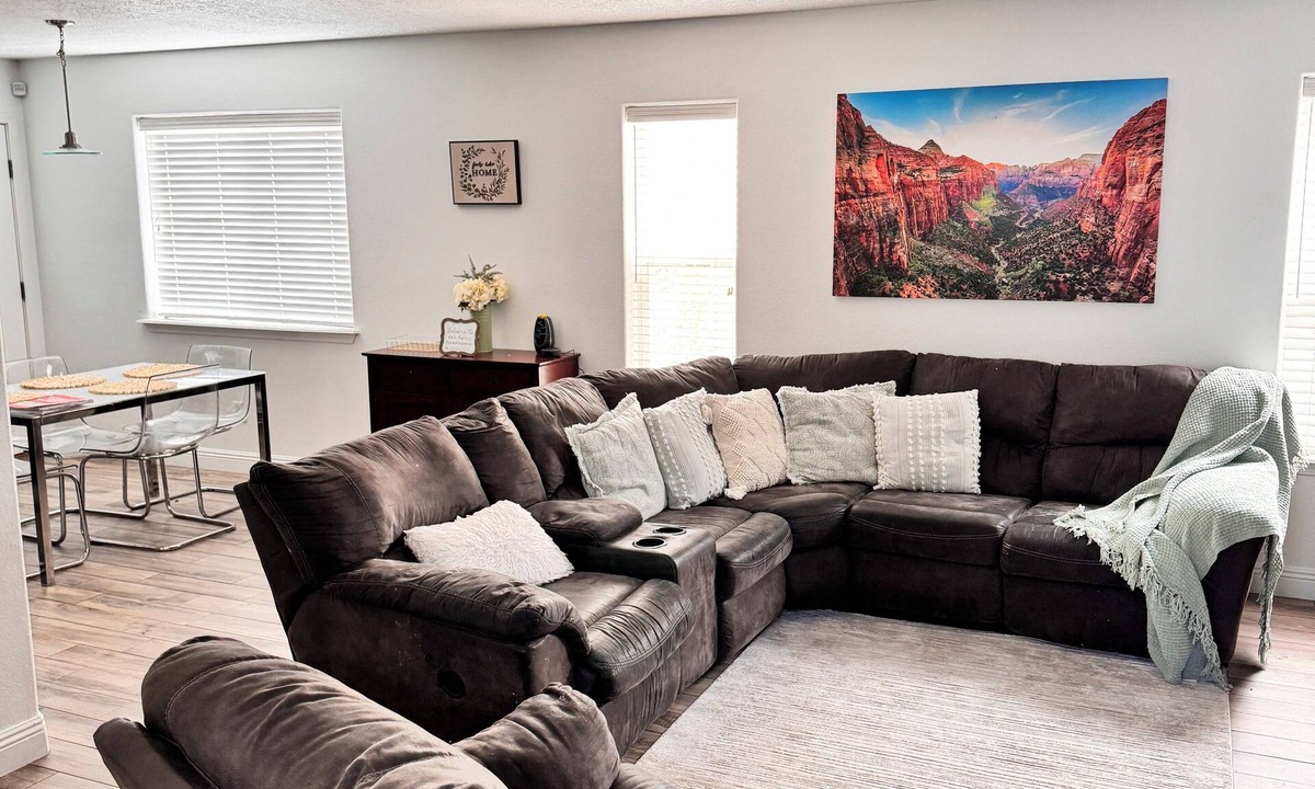 Farmington House | Casa Uva beautiful family retreat with a pool near to everything you need.