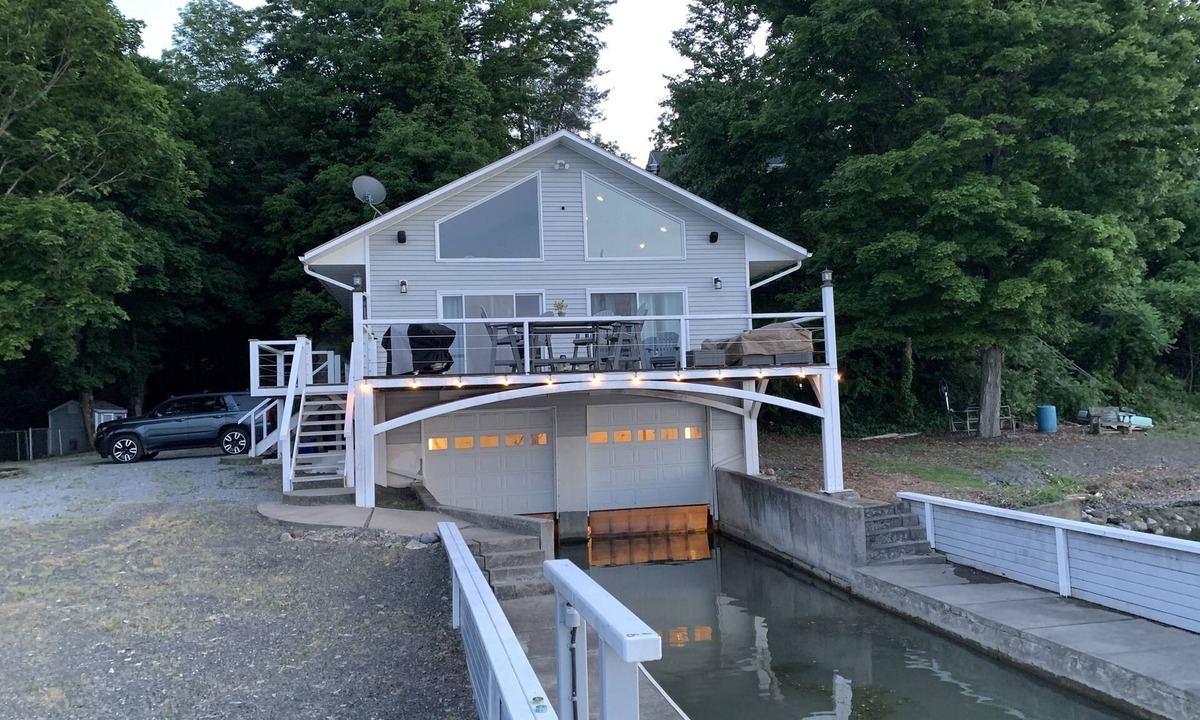 Poplar Ridge House | Cayuga Lake Front Home