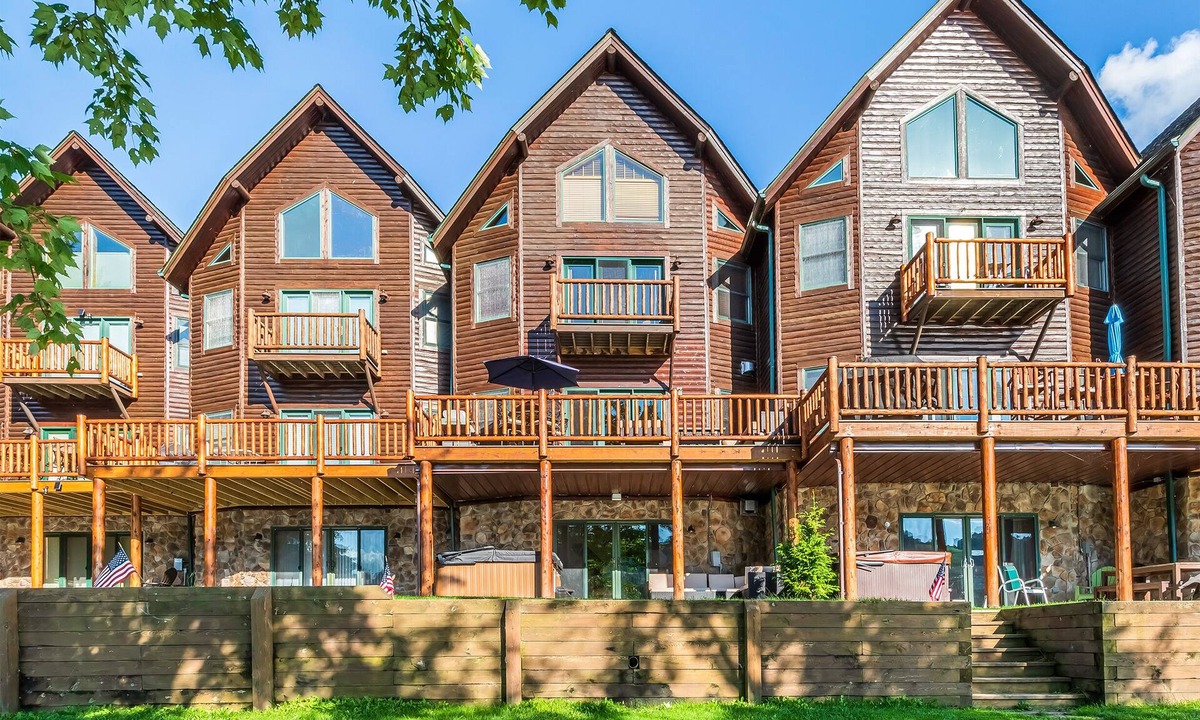 Cedar Shores Villa | McHenry