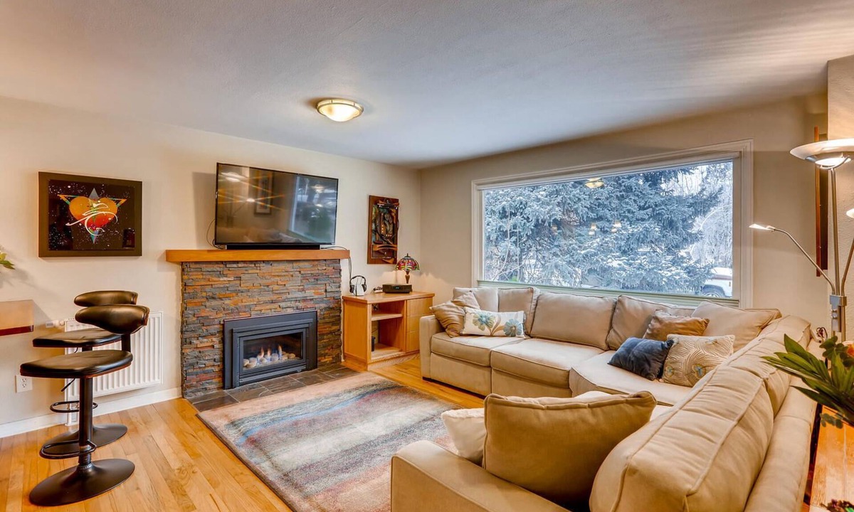 Baseline Sub House | ~ Central Boulder Gem - Walk to CU/Folsom - 20 acre park out the back gate ~