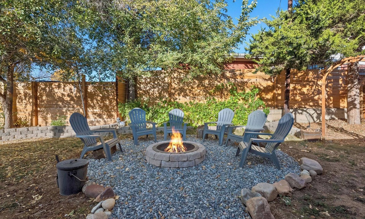 Broomfield House | Centrally Located 3 Bed Master Suite with Firepit
