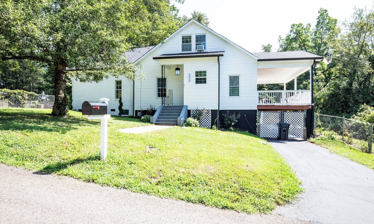 Knoxville House | Charm of Crestview! 5-bedroom house in serene Knoxville!