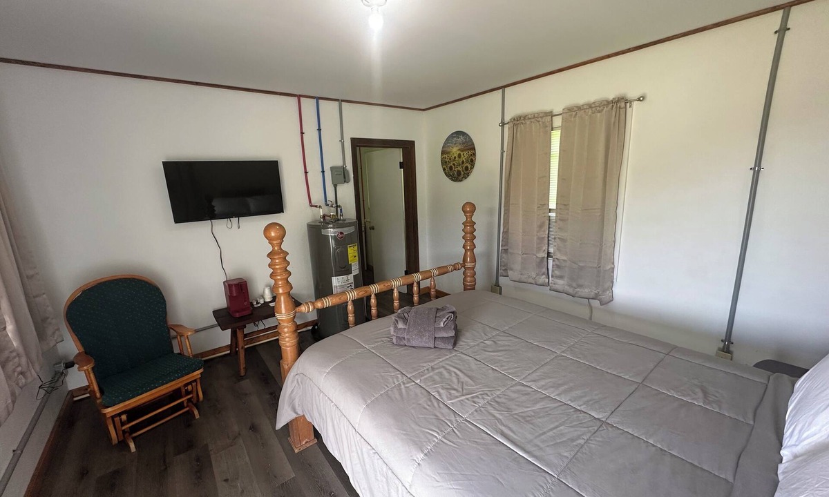 Isabella Apartment | Charming 1-bedroom in roadside motel in Copperhill with bar & grill on-site