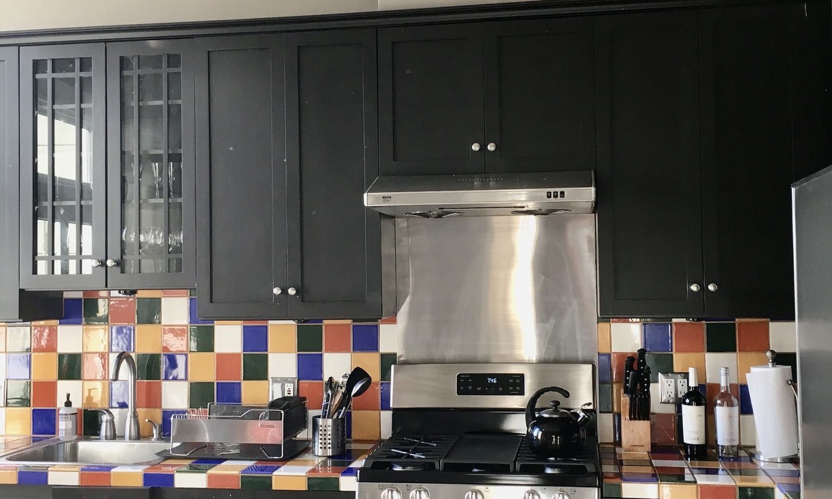 Pacific Heights Apartment | Charming 2 Bedroom Victorian top floor private apartment in Pacific Heights home