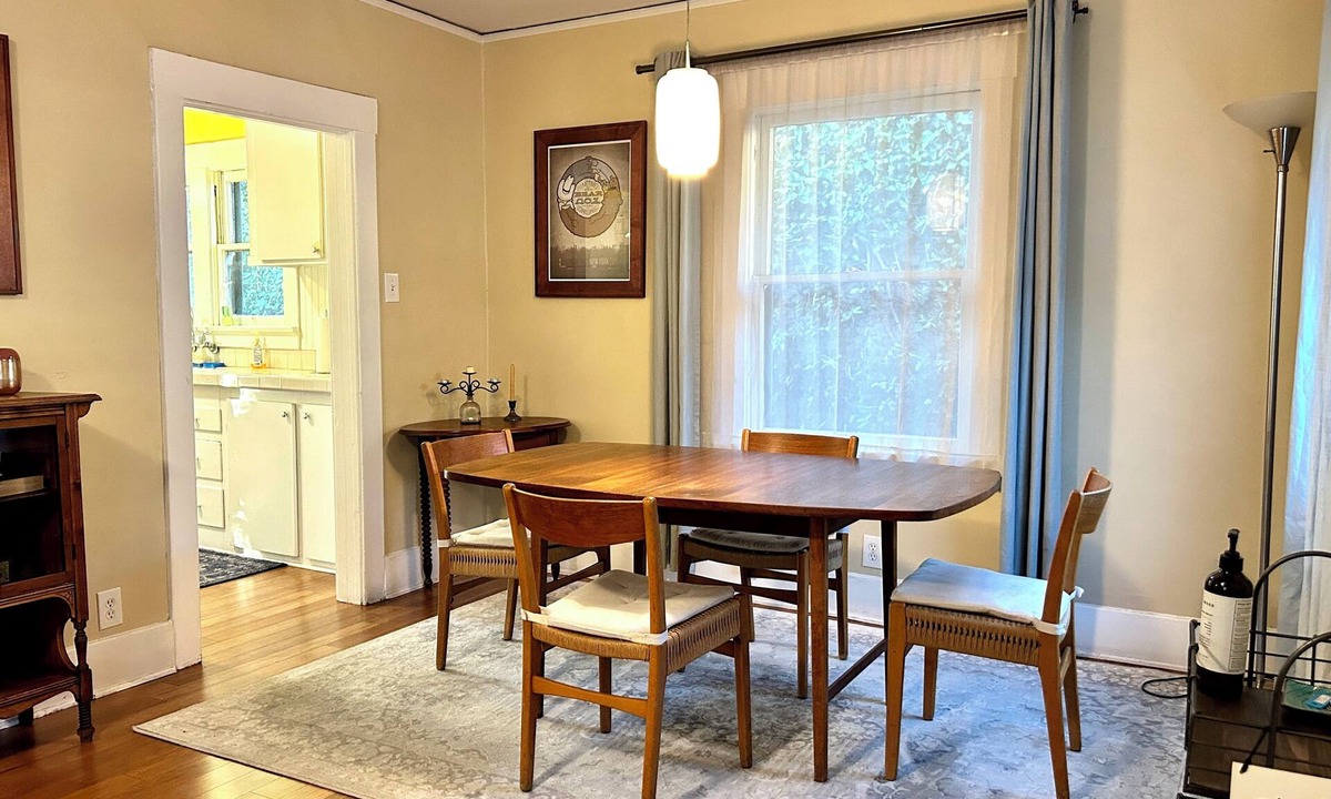 Silver Lake Apartment | Charming 2BR Cape in Silver Lake @ Sunset Junction- Sun Porch- 30 Night Minimum