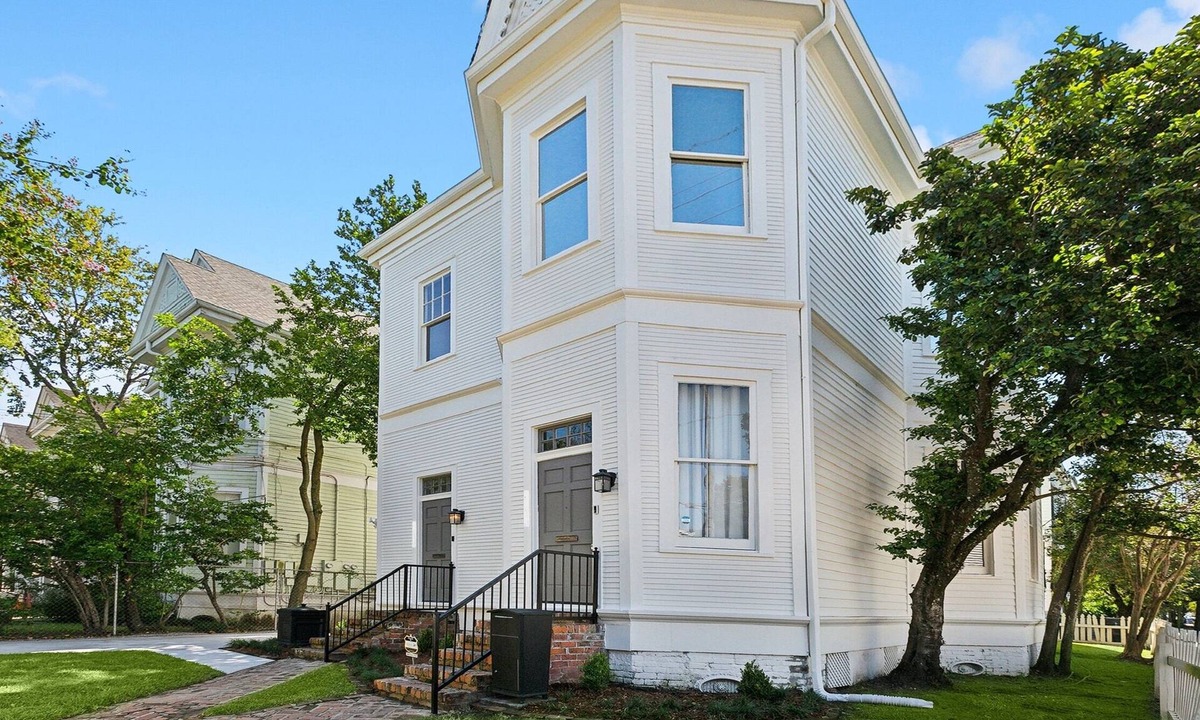 Milan Condo | Charming 3-bedroom condo 700 ft from St. Charles Streetcar in Uptown New Orleans