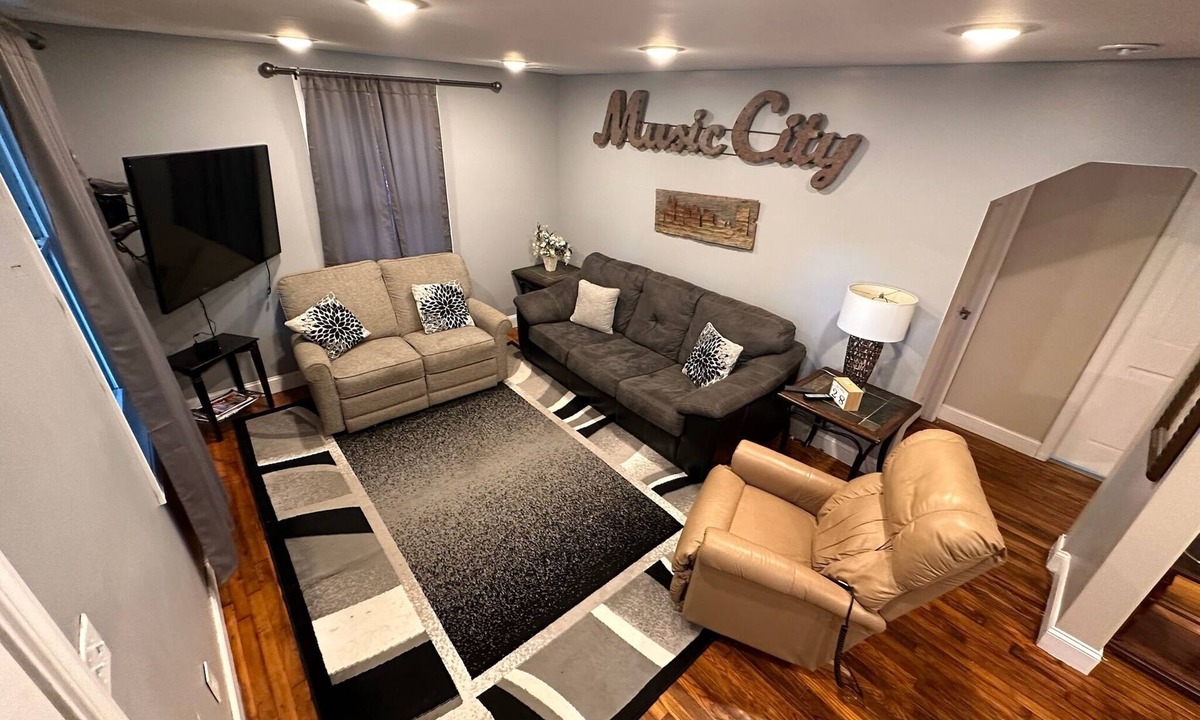 Glencliff House | Charming 5BR 5BA home with driveway and yard near downtown!