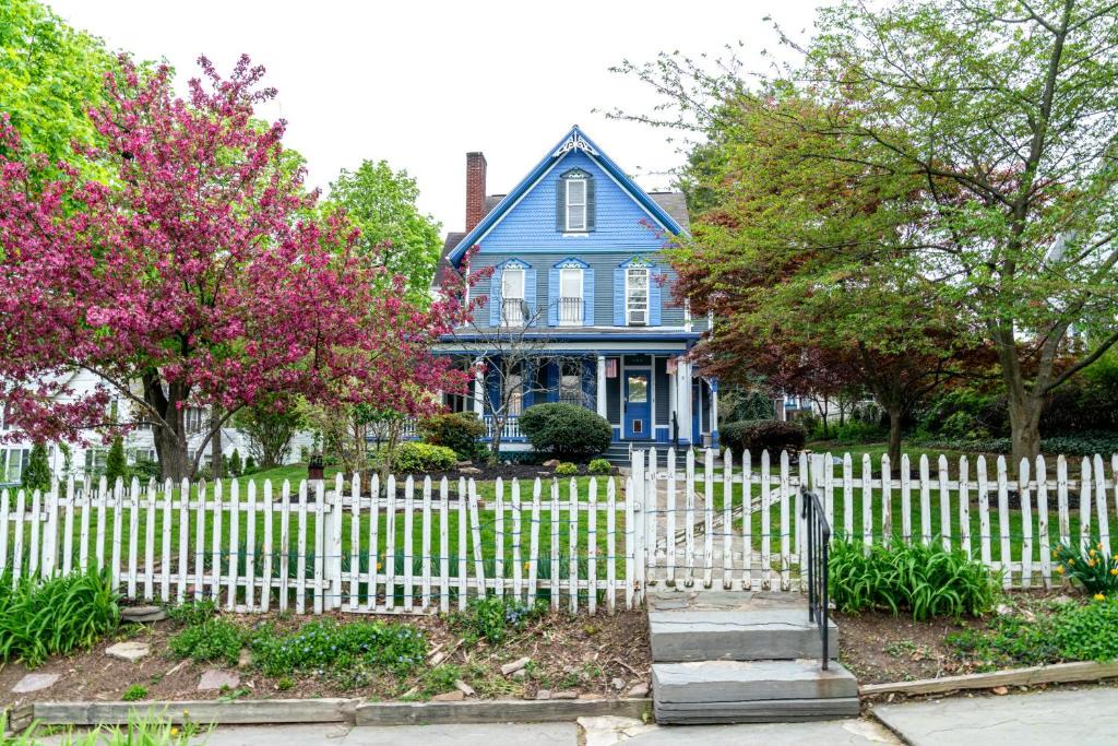 West Milton House | CHARMING EXECUTIVE VICTORIAN MANSION w/FREE PARKING - near Bucknell