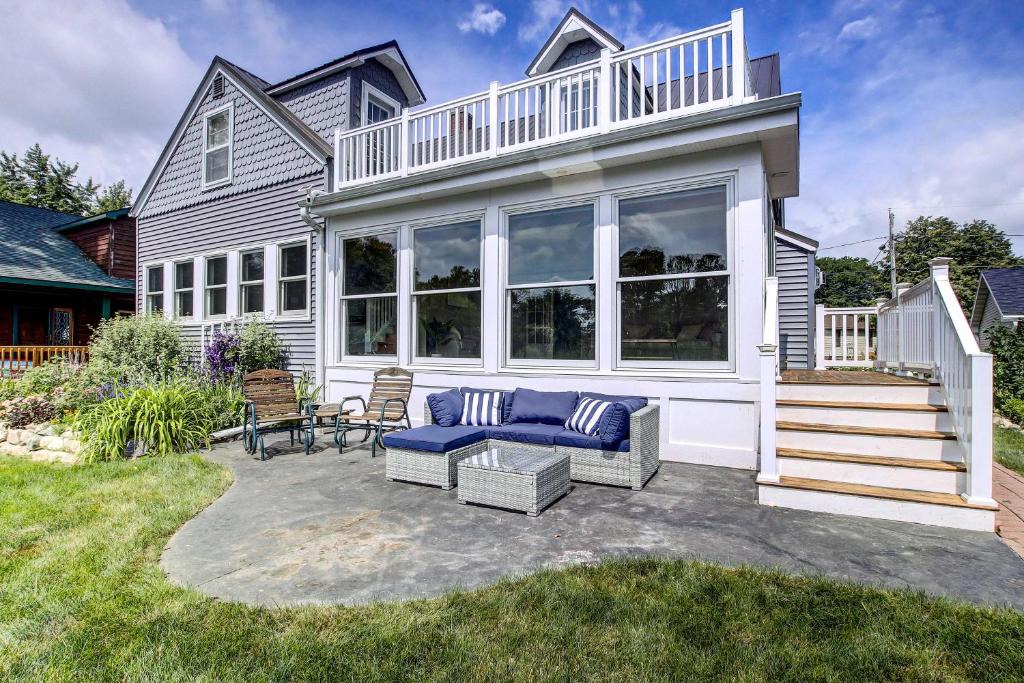 Oshkosh House | Charming Lake Winnebago Retreat Dock and View!