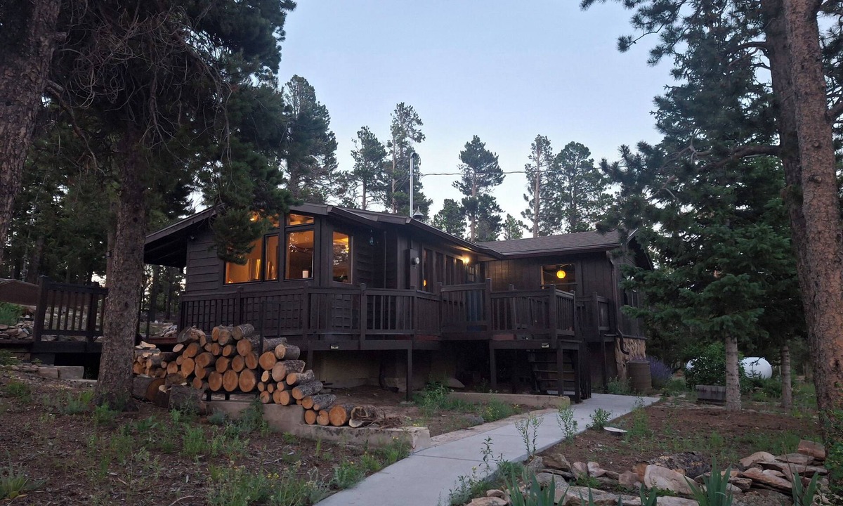 Coal Creek Canyon Cottage | Charming Mountain Cabin- Modern and Private Fully remodeled, high-speed internet