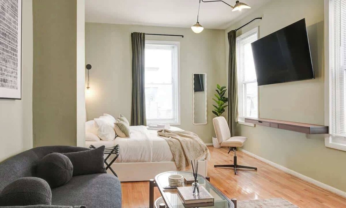 Center City East Apartment | Charming Studio w/King Bed in Washington Square